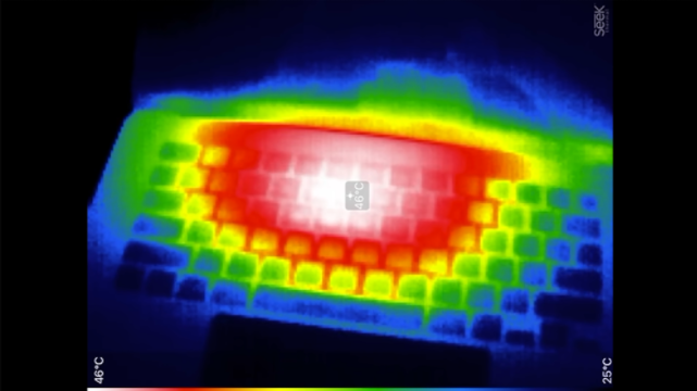 M3 MacBook Air 压力测试出现 114 度的超高温度，有明显的热节流状况