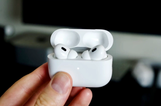 iOS 17「对话感知」功能，戴AirPods Pro 2 更容易听清楚别人在说什么