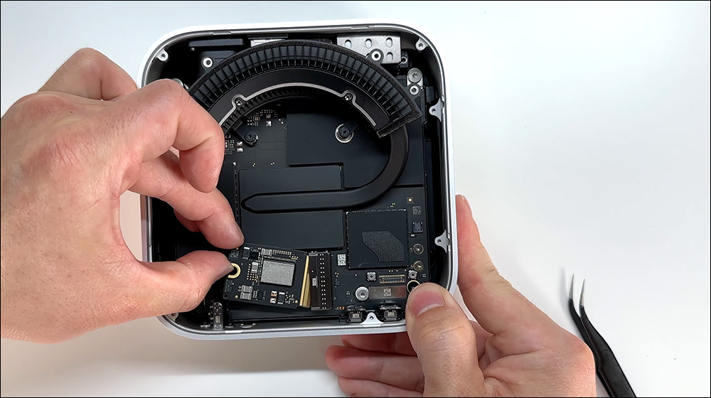 M4 Mac mini 采用可拆卸 SSD 模块化设计，已有成功改装扩充至 2TB 案例