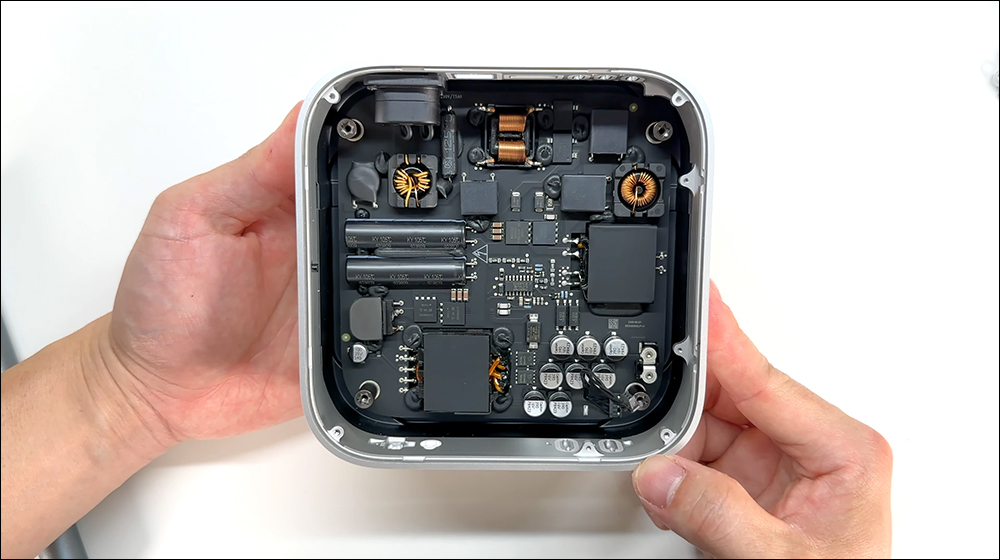 M4 Mac mini 采用可拆卸 SSD 模块化设计,已有成功改装扩充至 2TB 案例