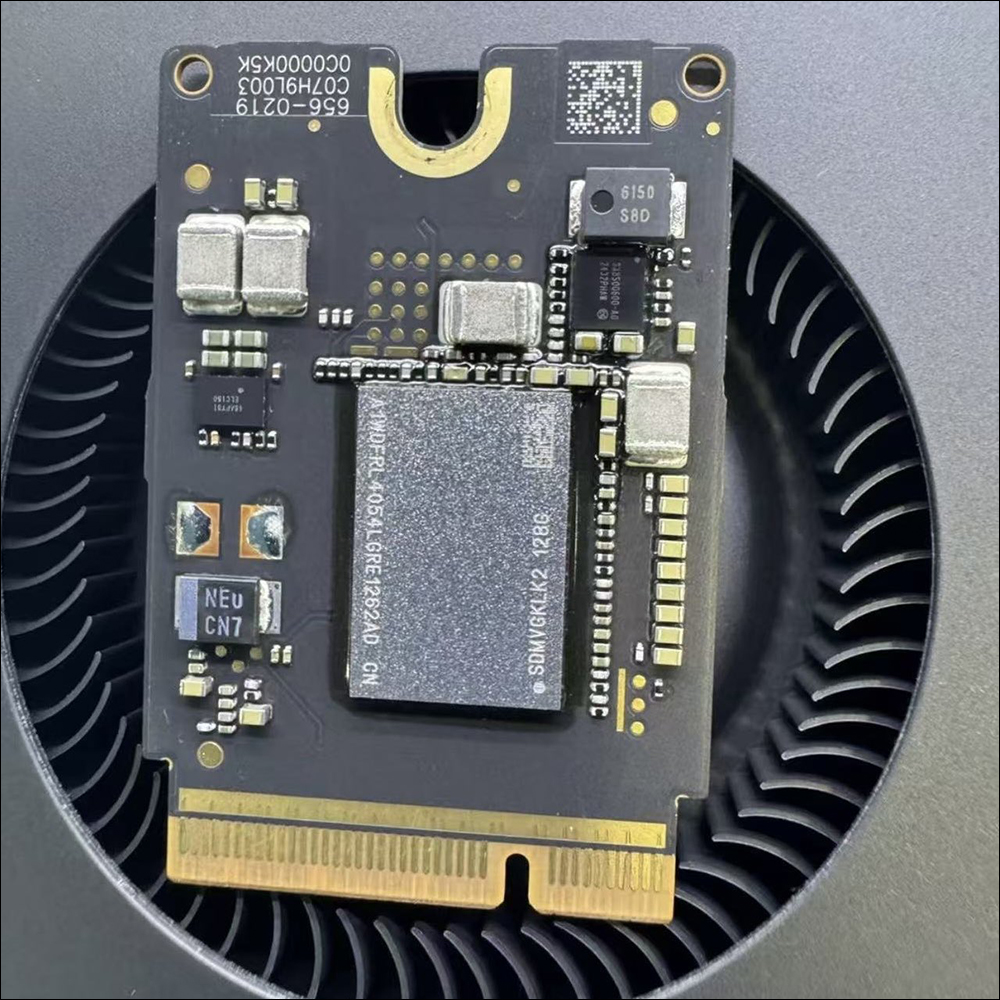 M4 Mac mini 采用可拆卸 SSD 模块化设计,已有成功改装扩充至 2TB 案例